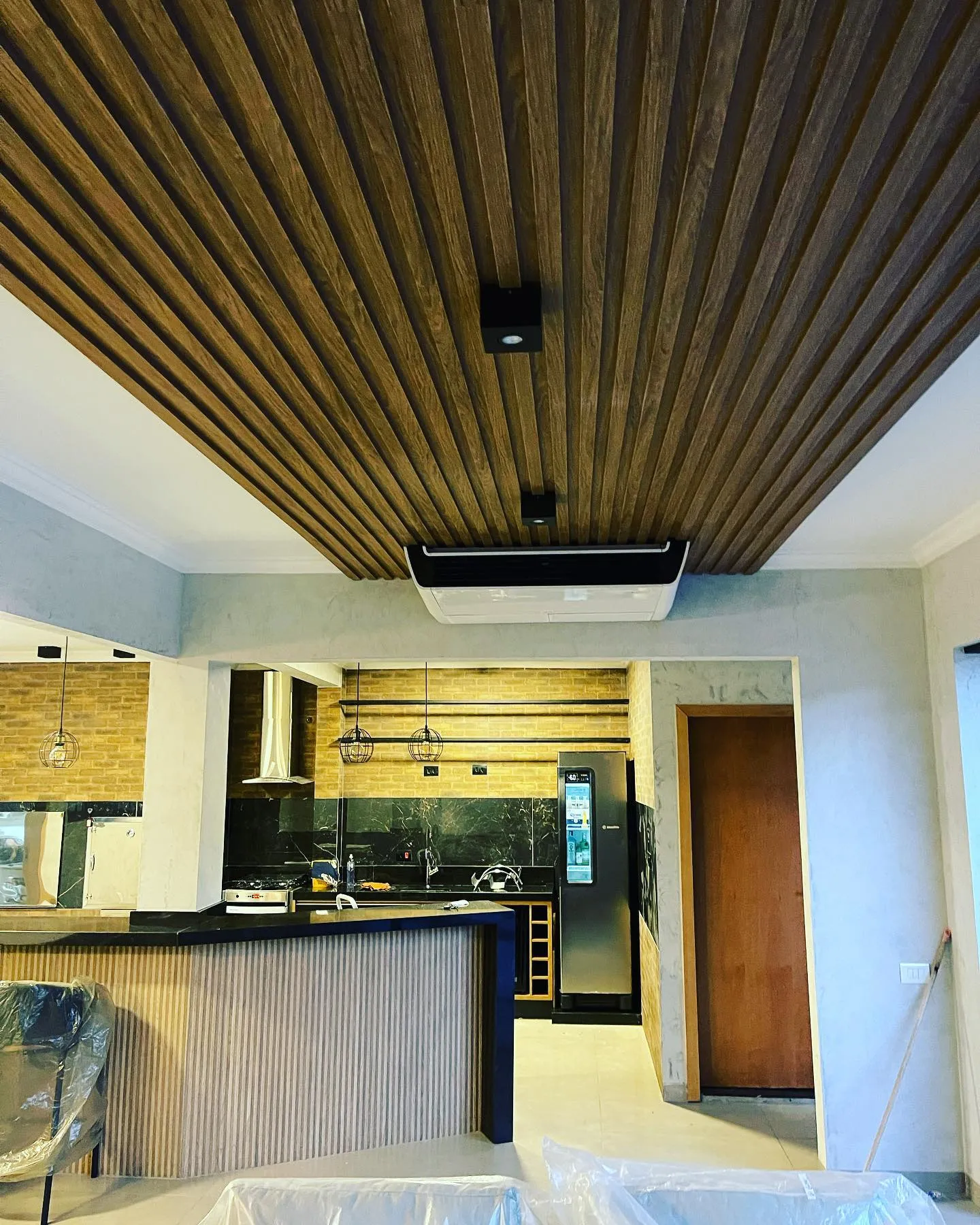 Ar-condicionado piso-teto em forro de ripas de madeira de cozinha gourmet