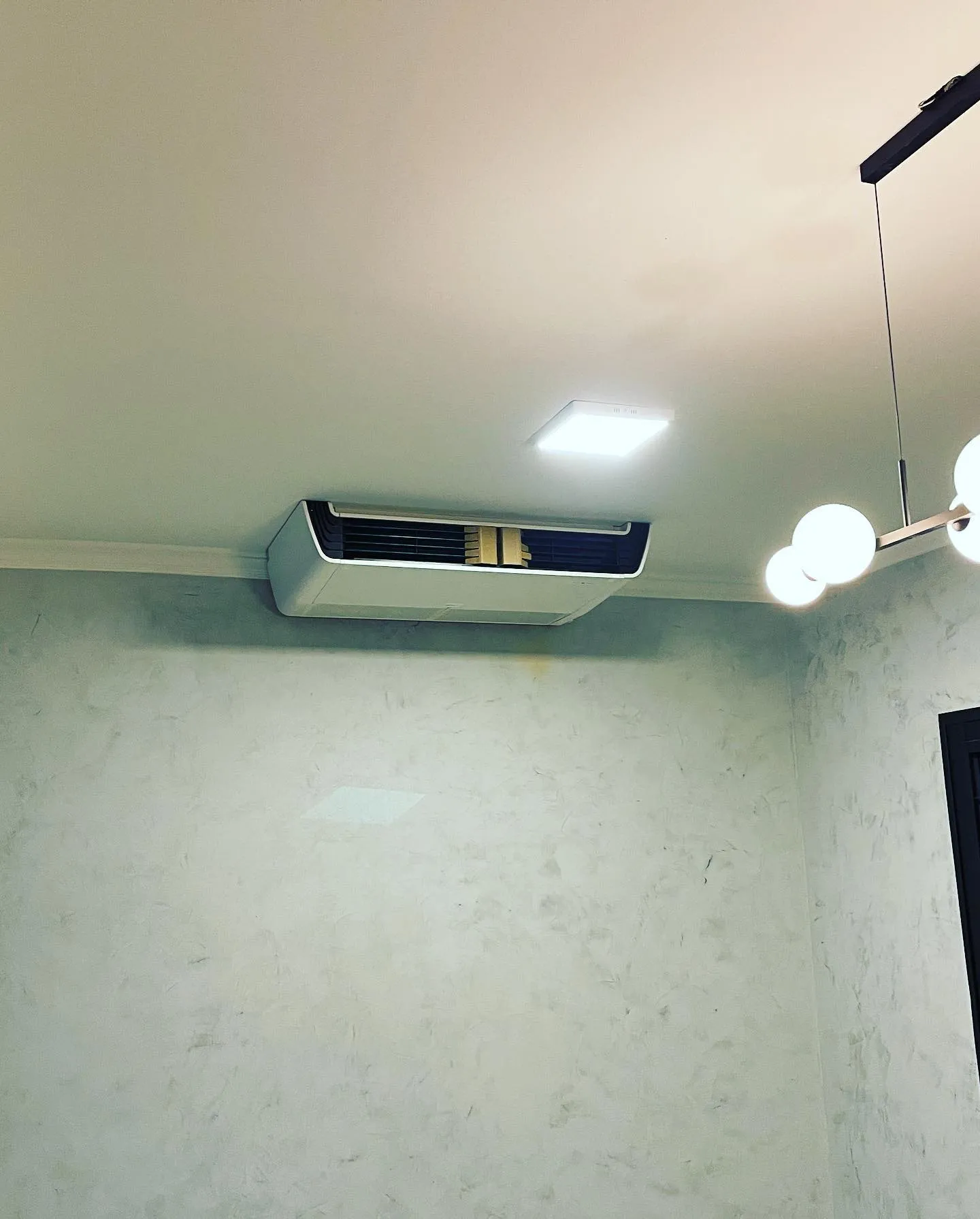 Unidade piso-teto instalada em sala com parede de cimento queimado