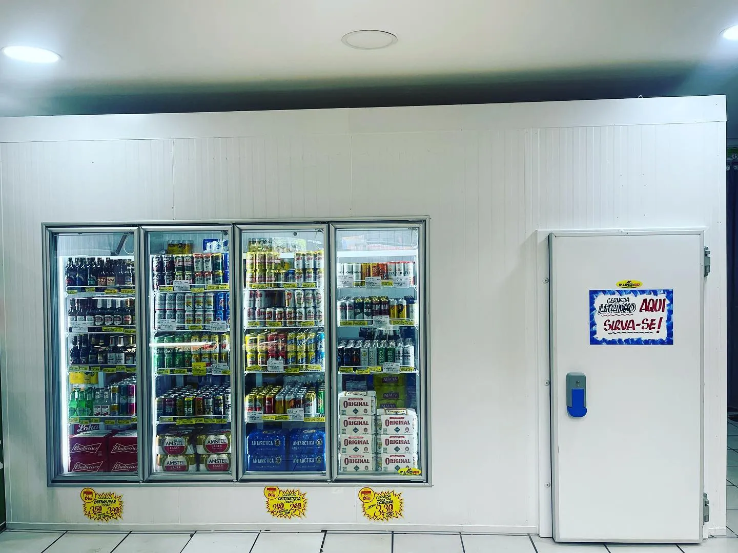 Câmara frigorífica de bebidas com portas de vidro e porta de acesso em loja