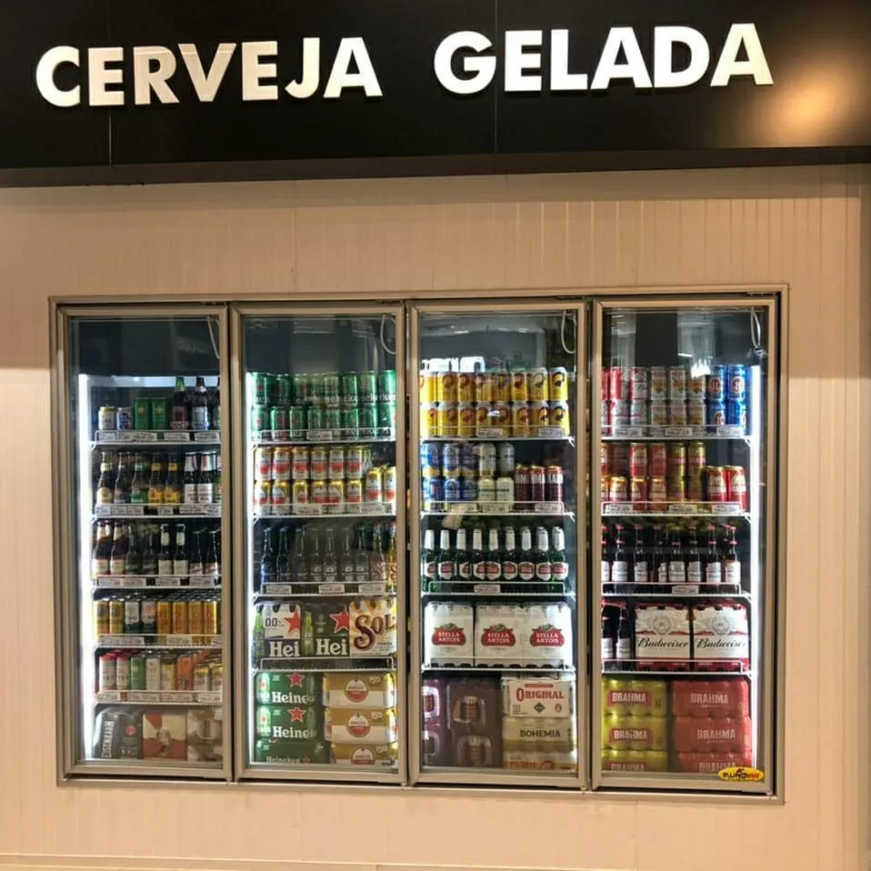 Câmara de cerveja gelada com quatro portas de vidro abastecidas de bebidas