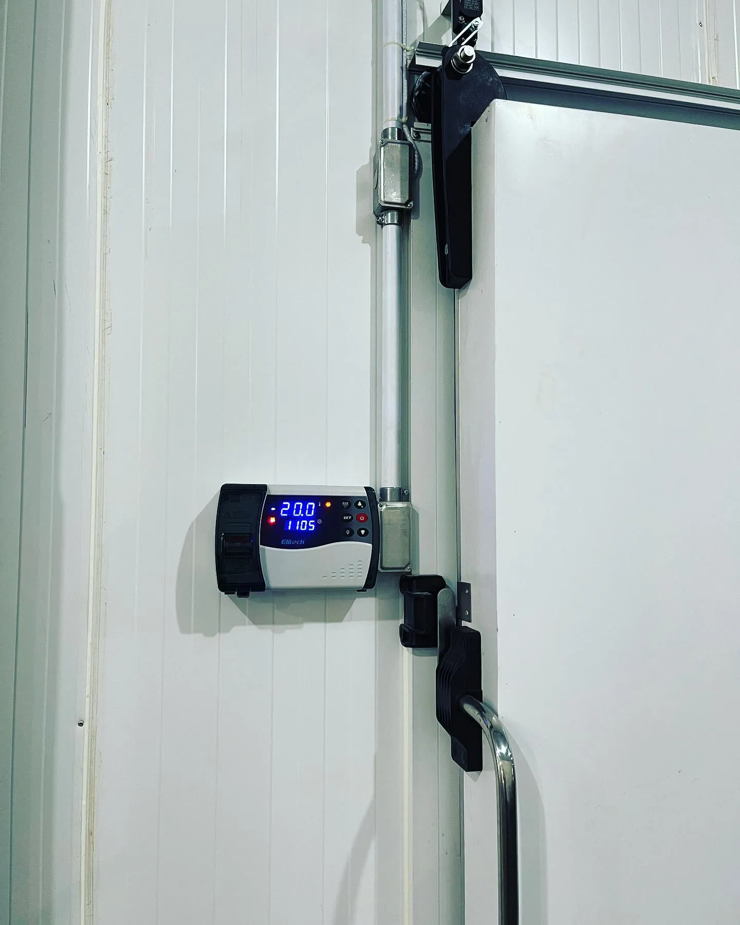 Controlador Elitech e fechadura de porta frigorífica em câmara fria