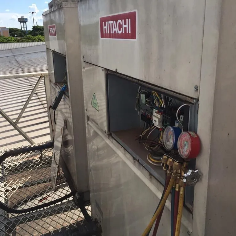 Manutenção de condensadora Hitachi em telhado com manifold conectado