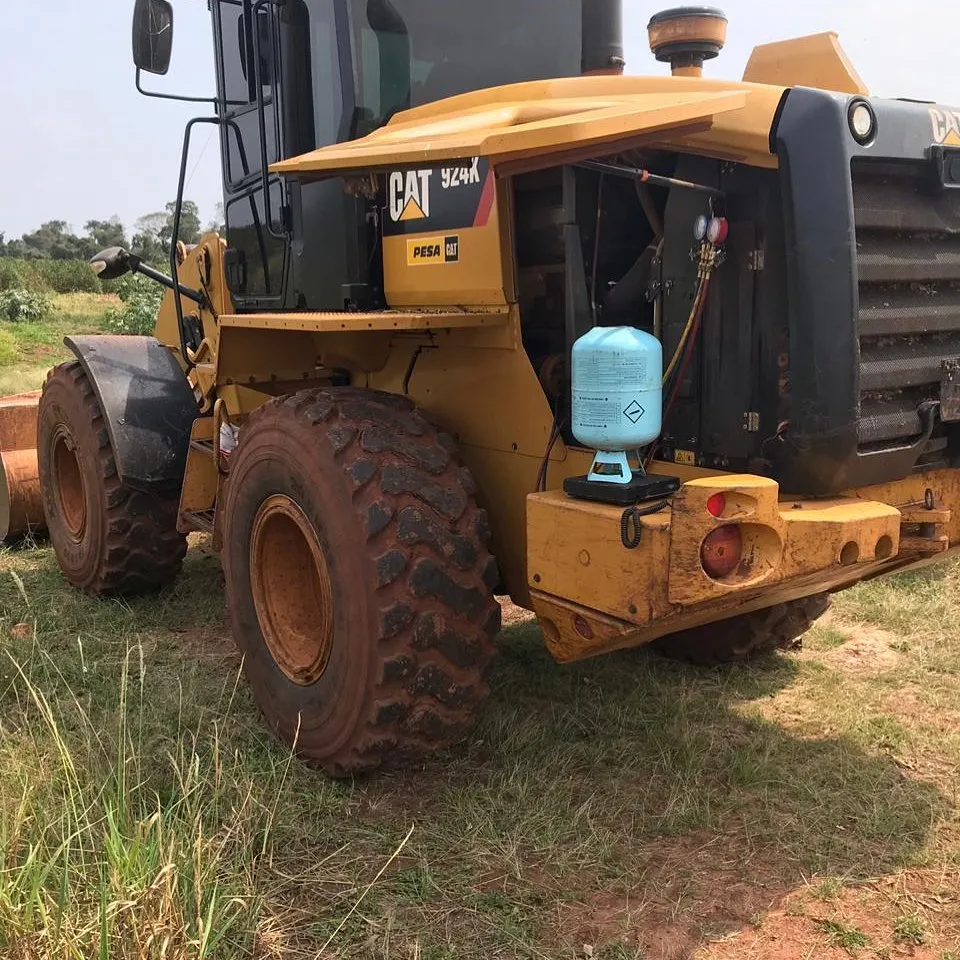 Pá carregadeira CAT com manifold e cilindro de gás para recarga do ar-condicionado