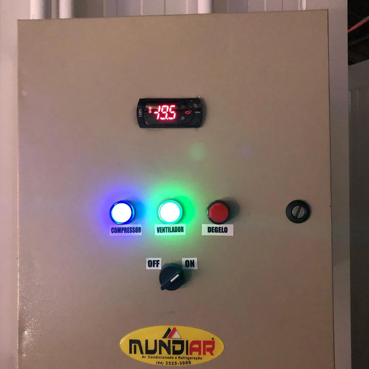 Quadro de comando de câmara fria com termostato em -19,5 °C e luzes de compressor e ventilador