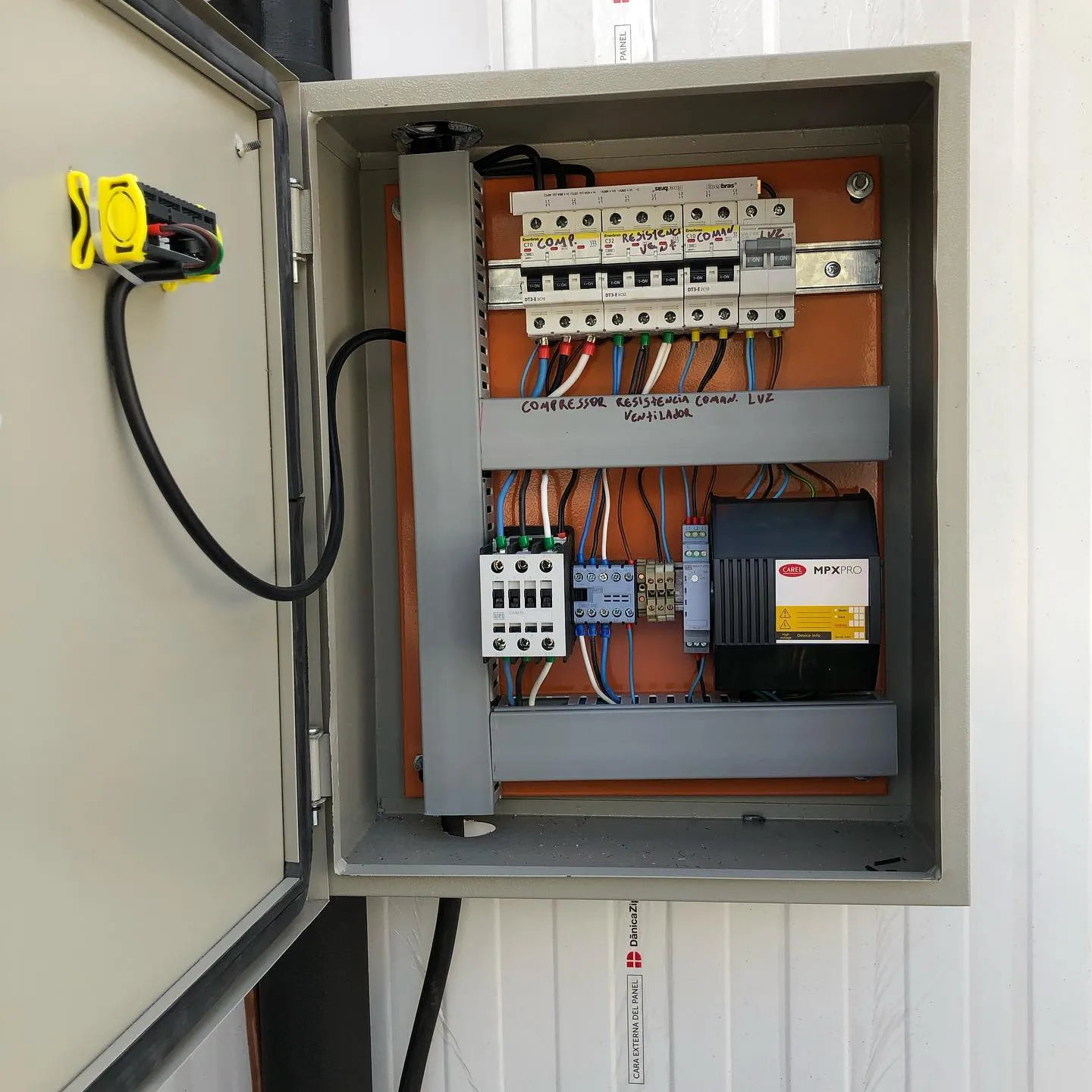 Quadro elétrico de refrigeração organizado com controlador Carel MPXPRO e disjuntores
