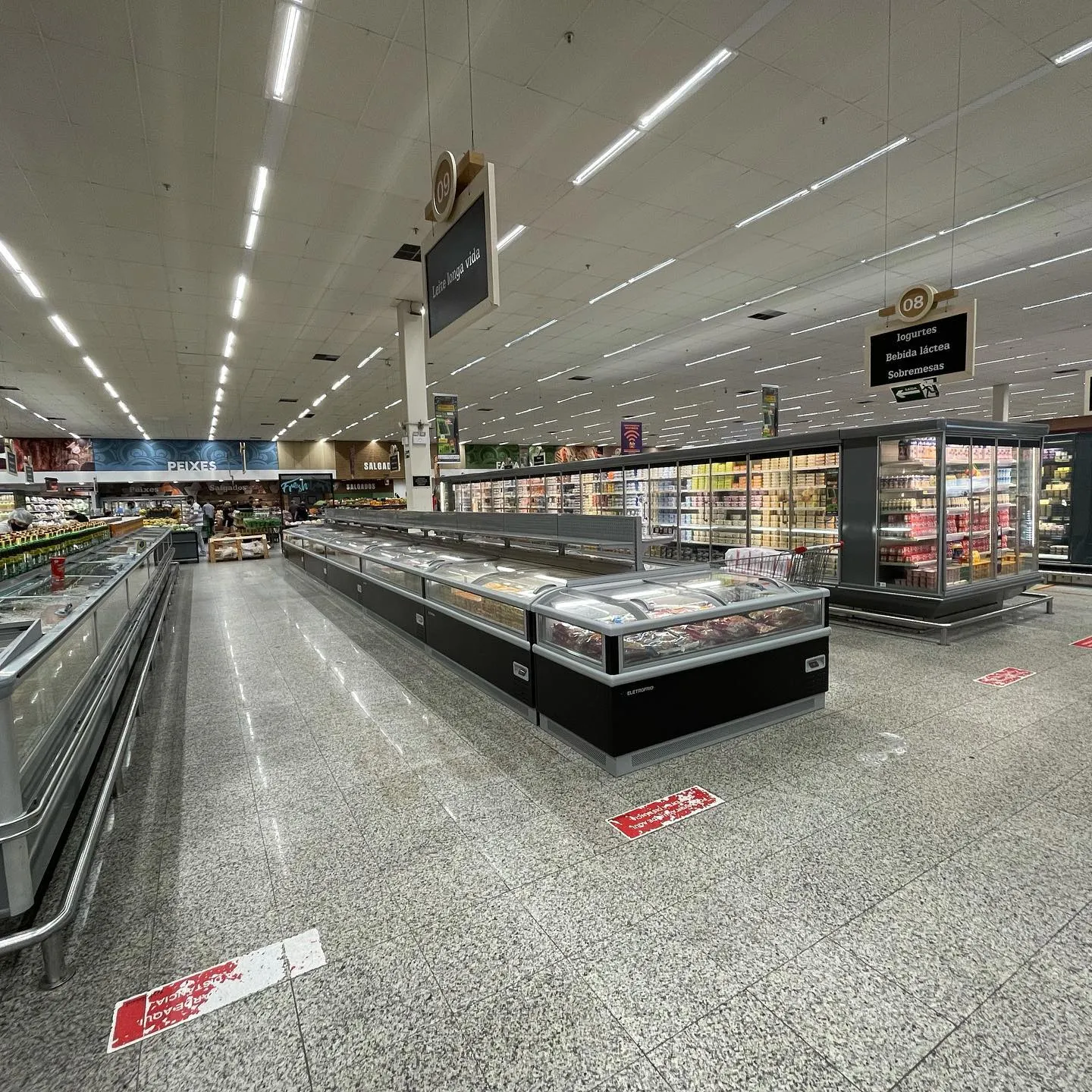 Corredor de supermercado com ilhas de congelados Eletrofrio e expositores refrigerados