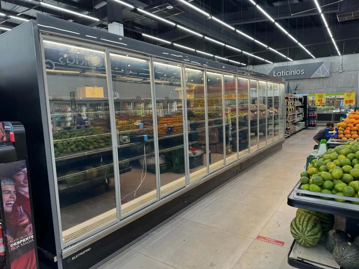 Linha de expositores refrigerados com portas de vidro Eletrofrio em supermercado